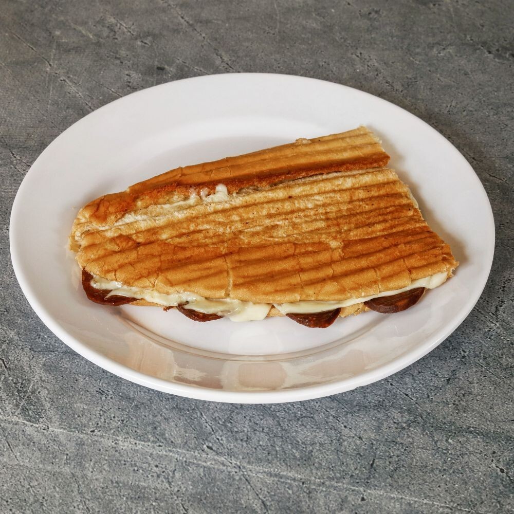 Yarım ekmek arası karışık tost