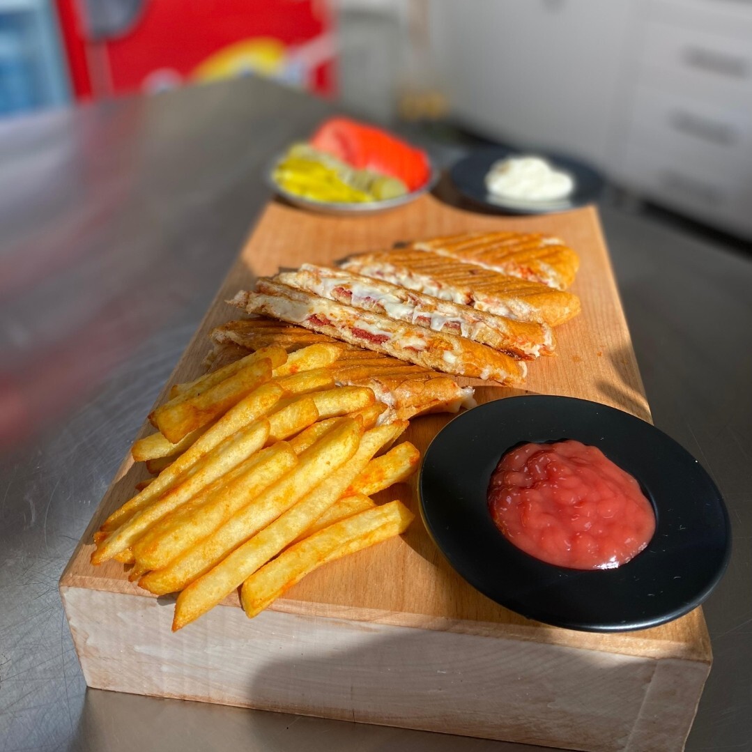Sosis Kaşar Sucuk Yumurtalı Tost