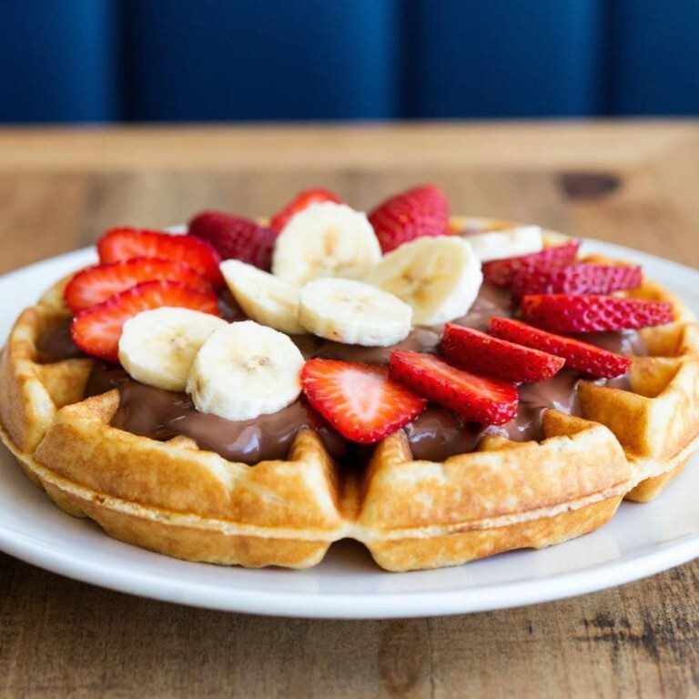 Karışık Meyveli Brüksel Waffle