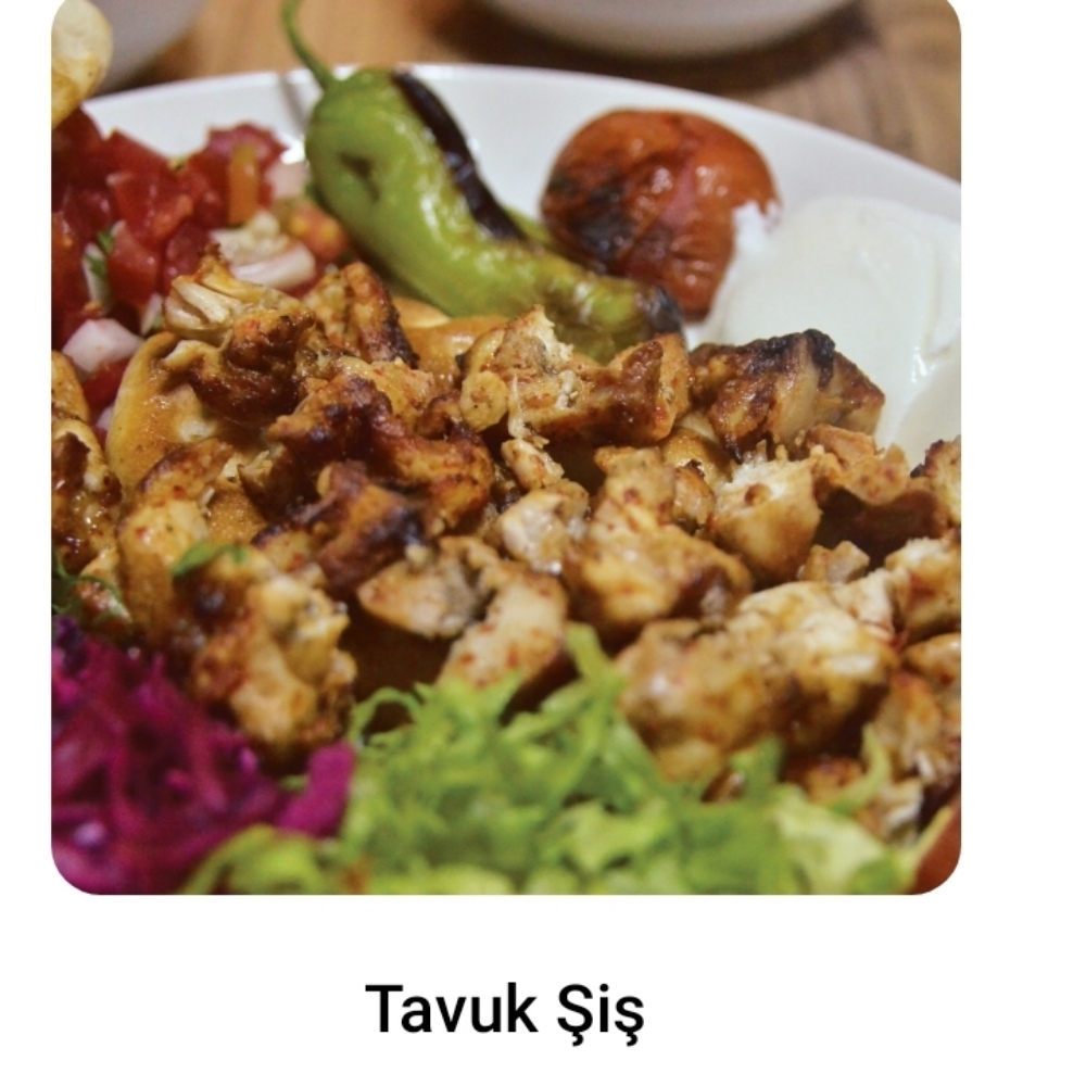 Tavuk Şiş Yanında Pişmiş Domates Pişmiş Biber Bulgur pilavı