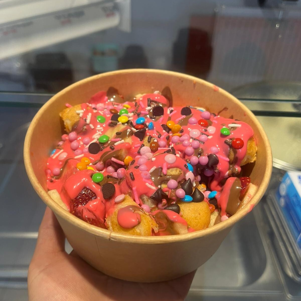 çilekli kovada waffle