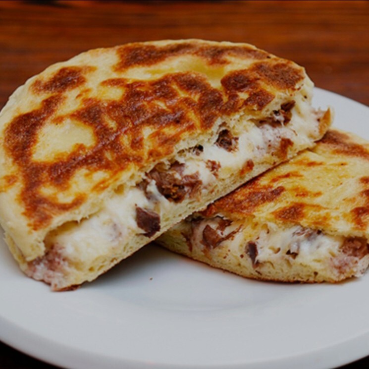 Kavurmalı Kaşarlı Bazlama Tost