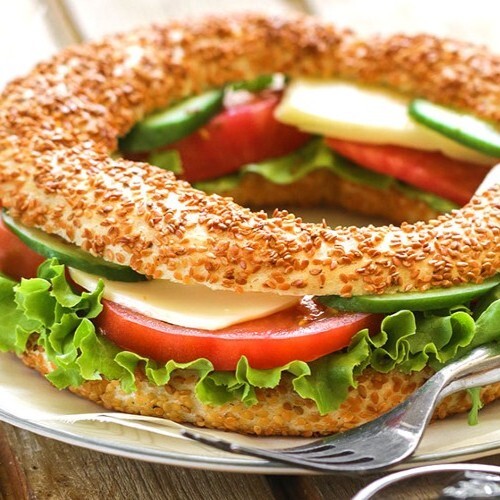 Tereyağlı Simitten Beyaz Peynirli Sandviç