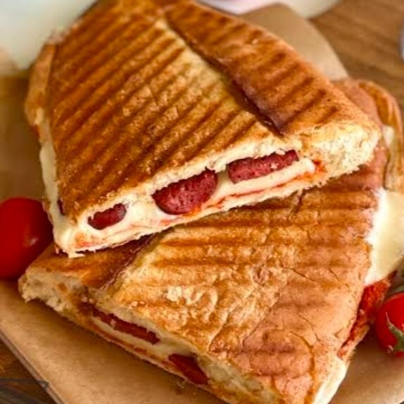 ÜÇ ÇEYREK EKMEK KAŞARLI YUMURTALI TOST