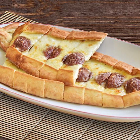 Kaşarlı Sucuklu Pide