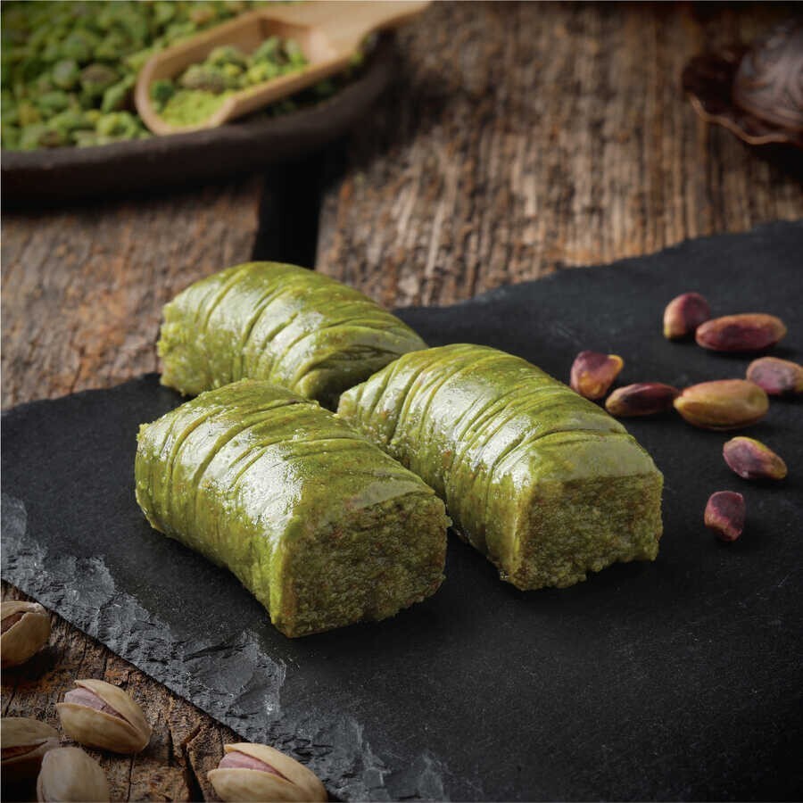 Fıstıklı Sarma Baklava (500 gr) + 1 Litre Sarıyer kola