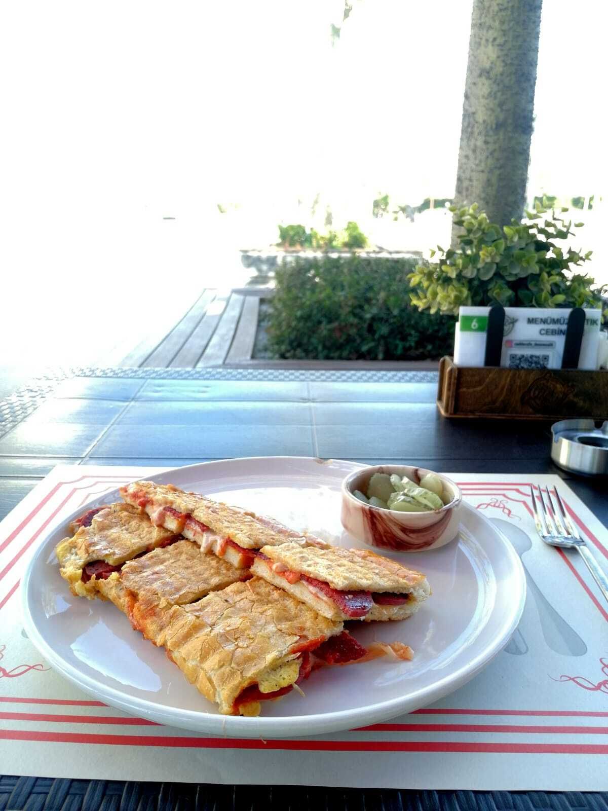 Yumurta-Kaşar-Sucuk Yarım Ekmek Tost