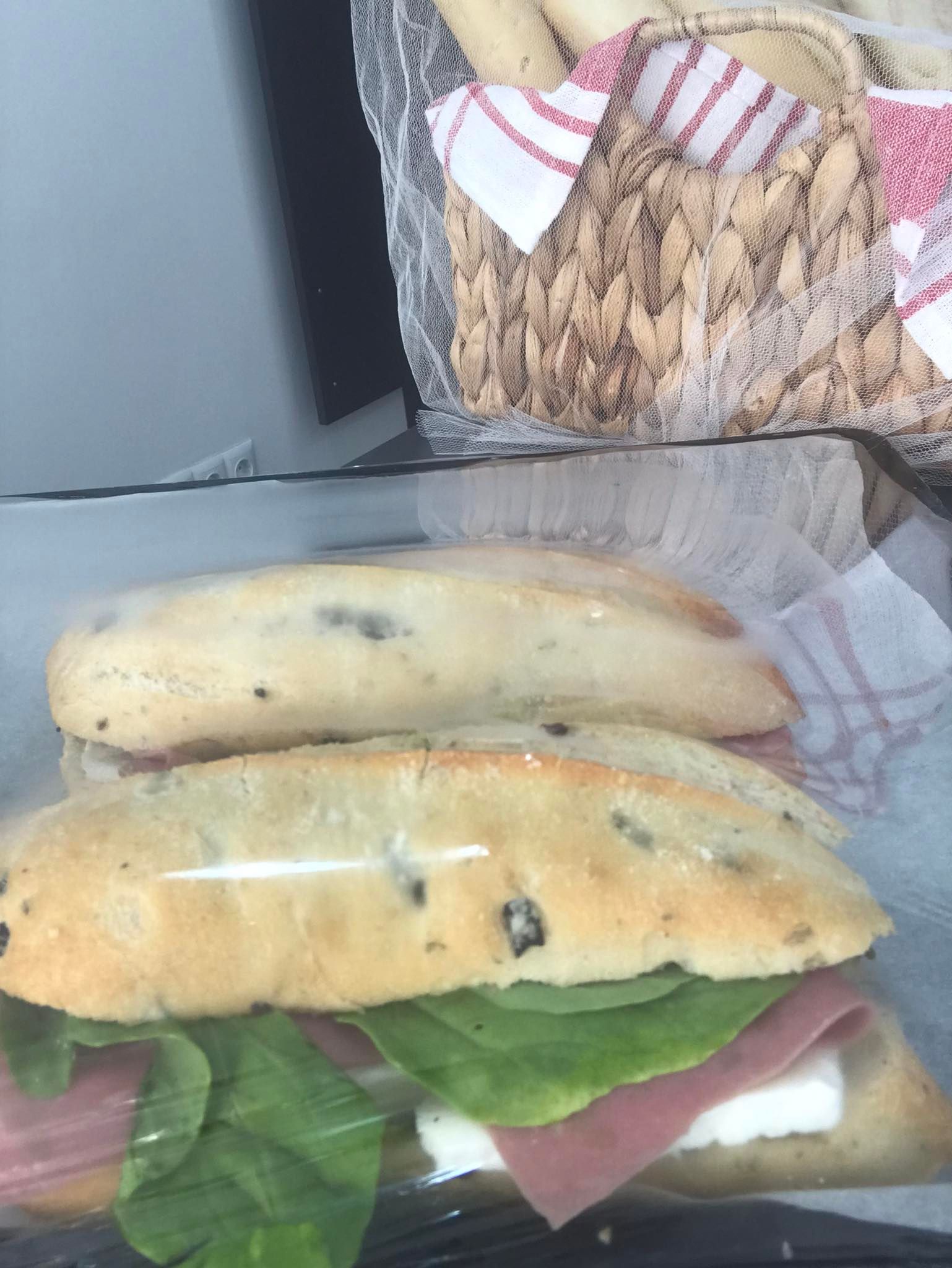 Rustik Zeytin ve Kekikli ekmek arasına Jambonlu Soğuk Sandviç