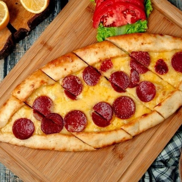 Kaşarlı Sucuklu Pide