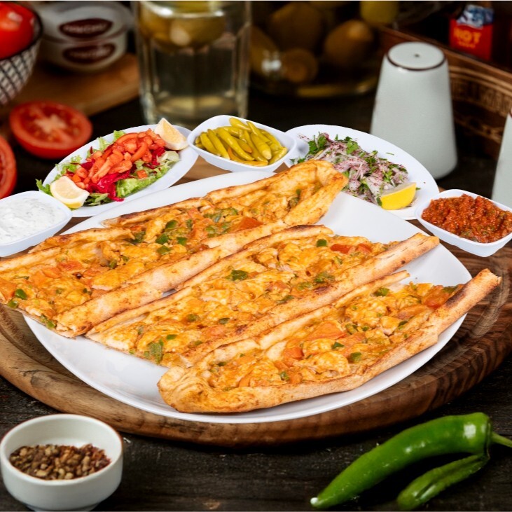 Tavuk Kuşbaşı Kaşarlı Pide