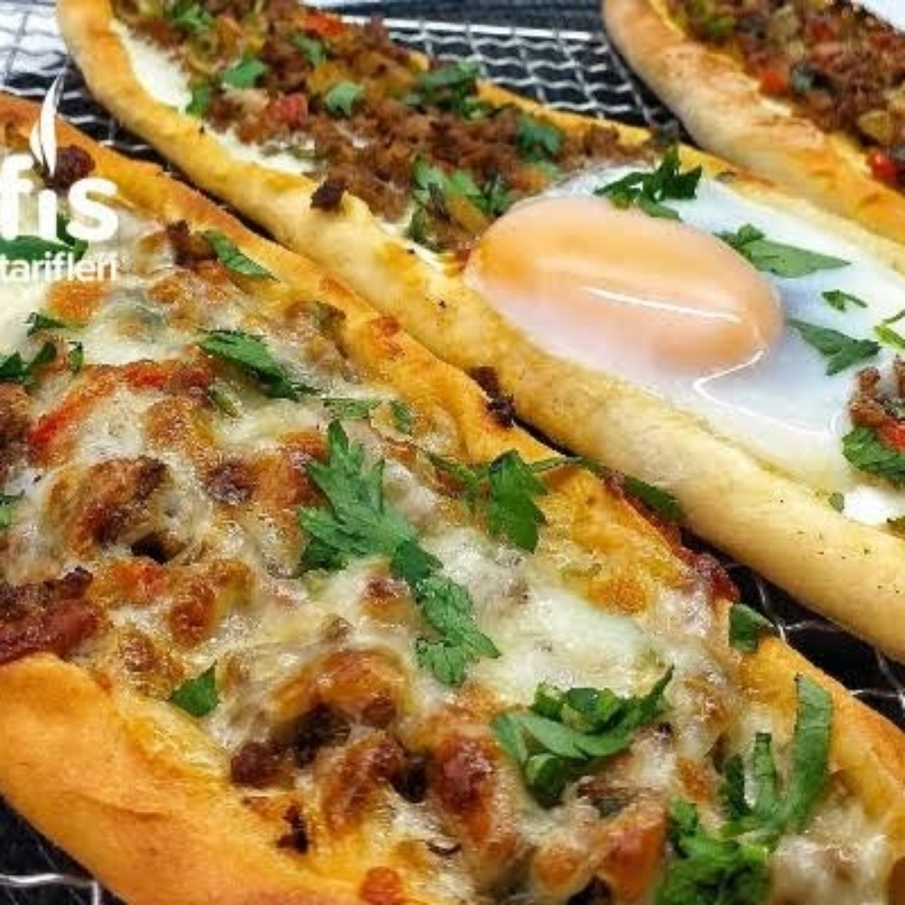SadeKıymalı-kaşarlı-yumurtalı pide