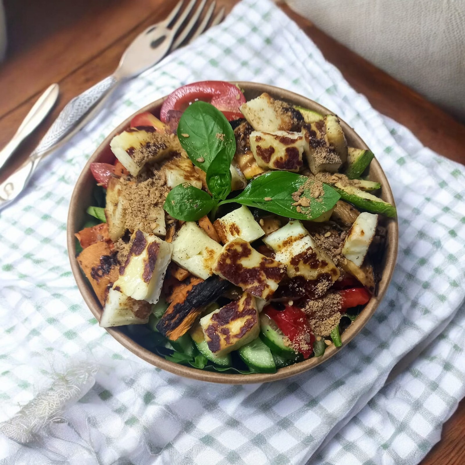 Izgara Hellimli Sebzeli Salata (Vegetable Salad with Grilled Halloumi)