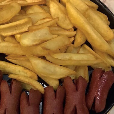 Patates kızartması sosis karışık tabak