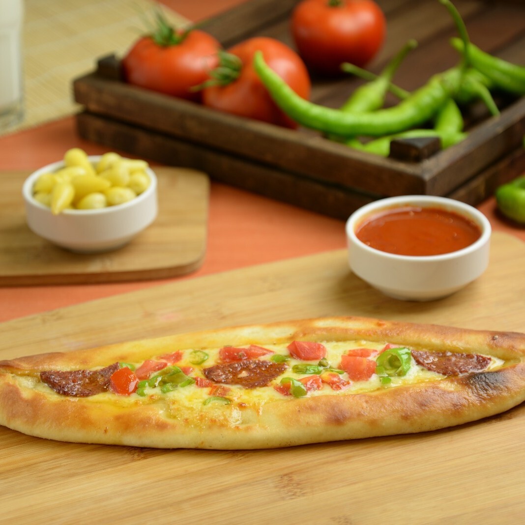 Sucuklu Kaşarlı Pide