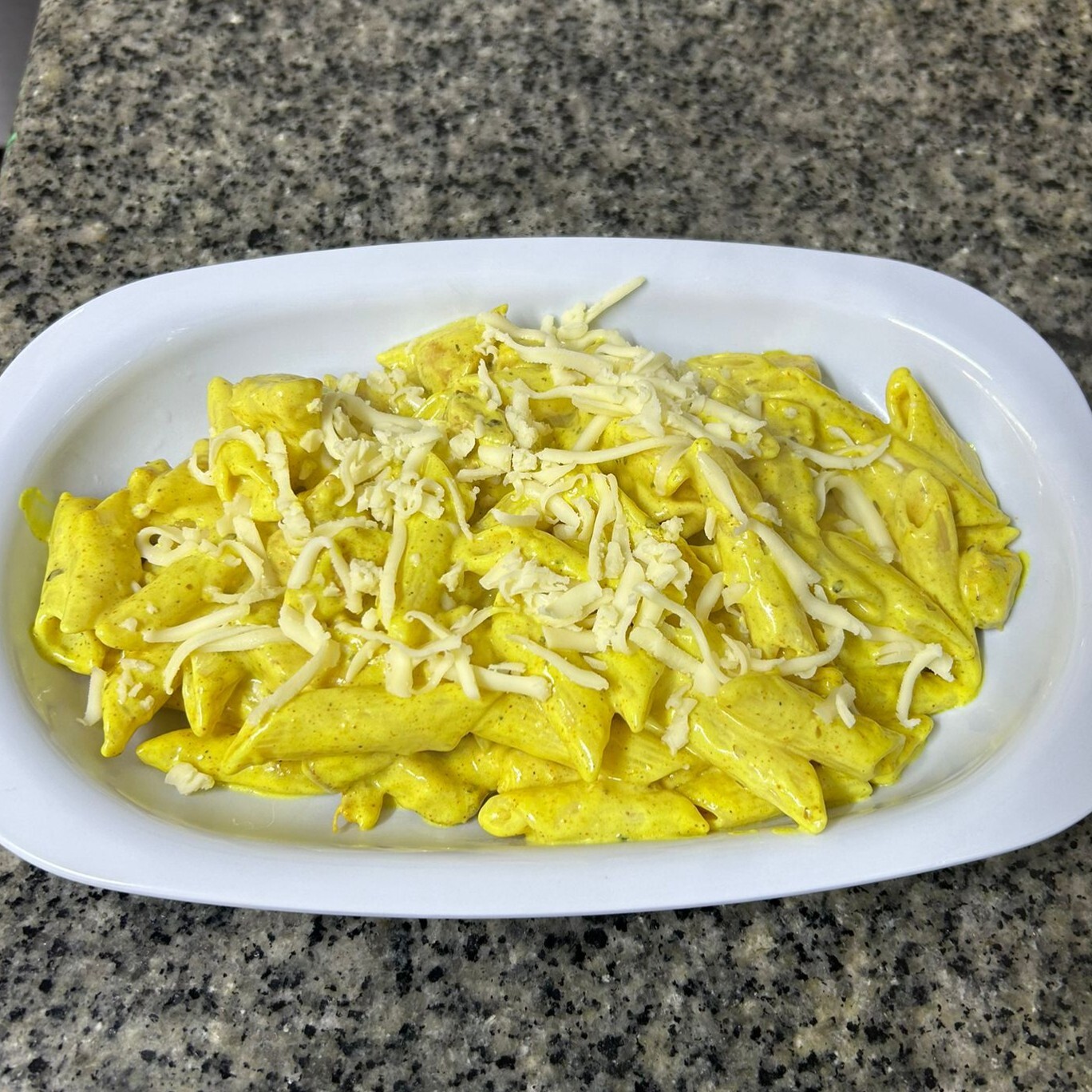 Köri Soslu Tavuklu Kaşarlı Makarna