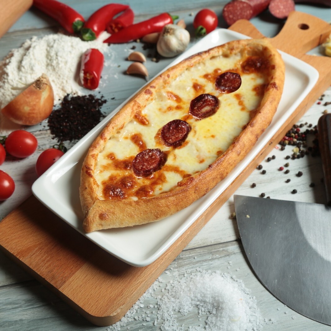 Sucuklu Kaşarlı Pide