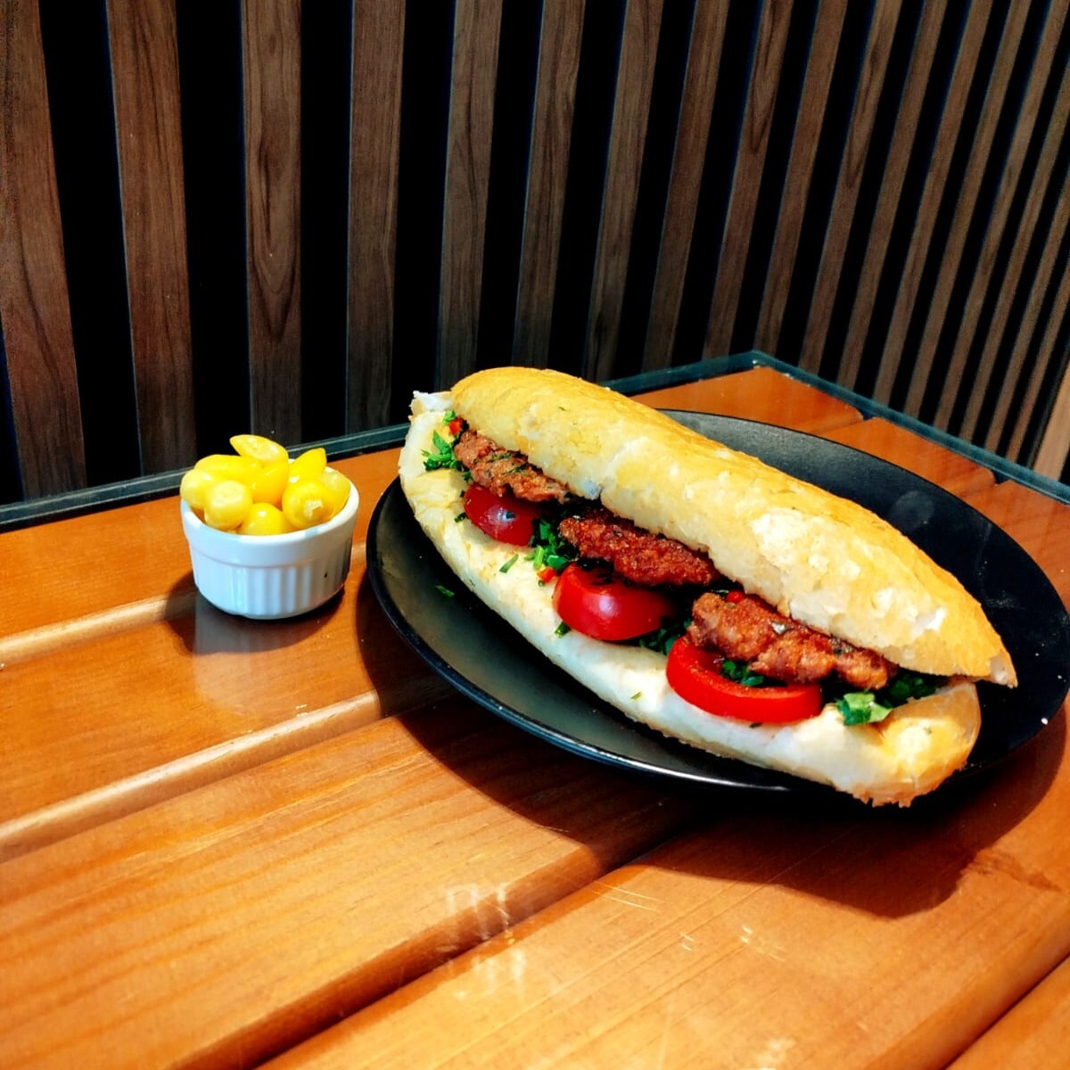 Ekmek Arası Kaşarlı Izgara Köfte
