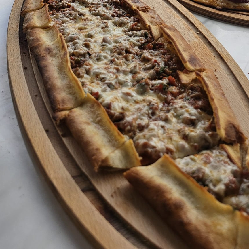Kuşbaşılı Kaşarlı Pide