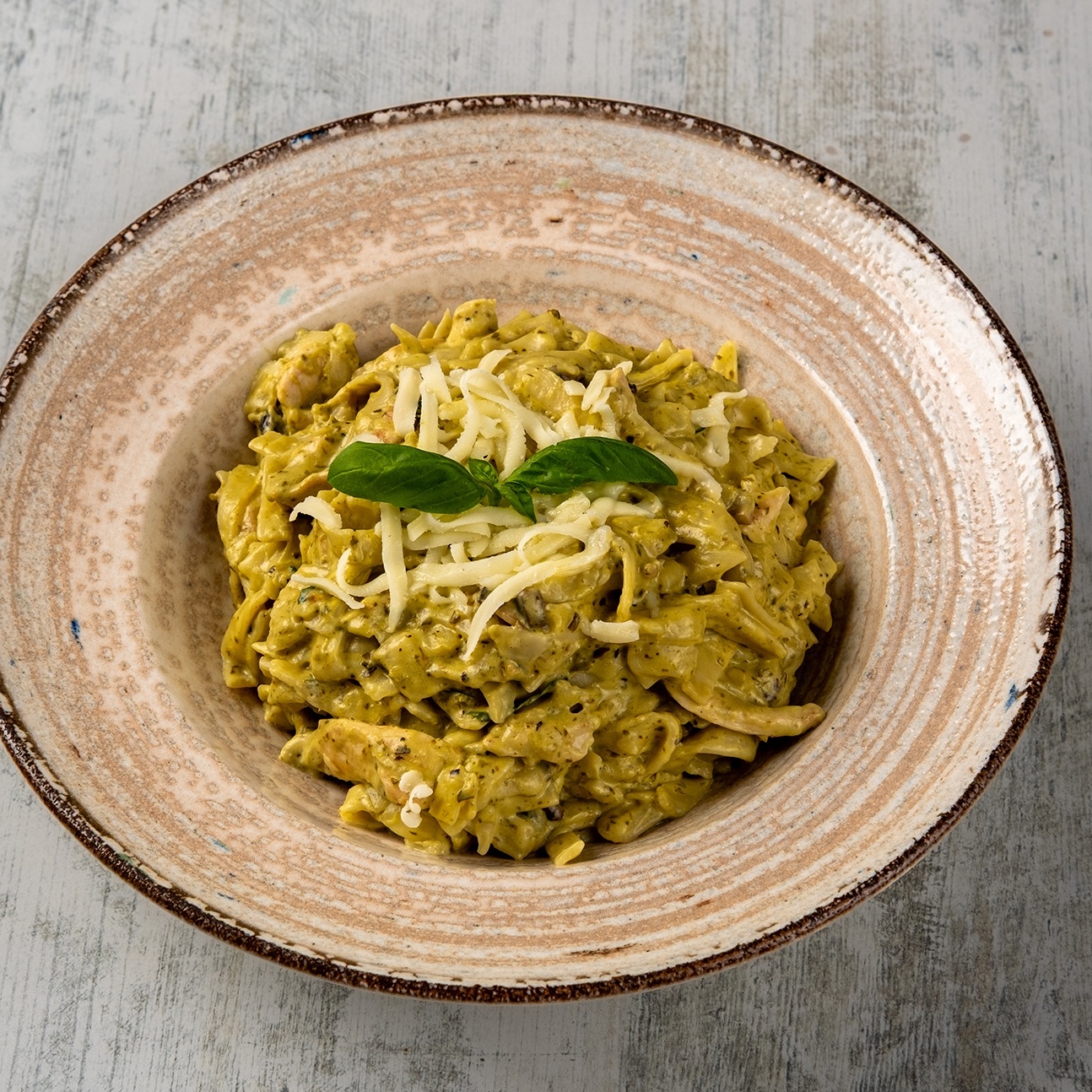 Pesto Soslu Tavuklu Fettucine
