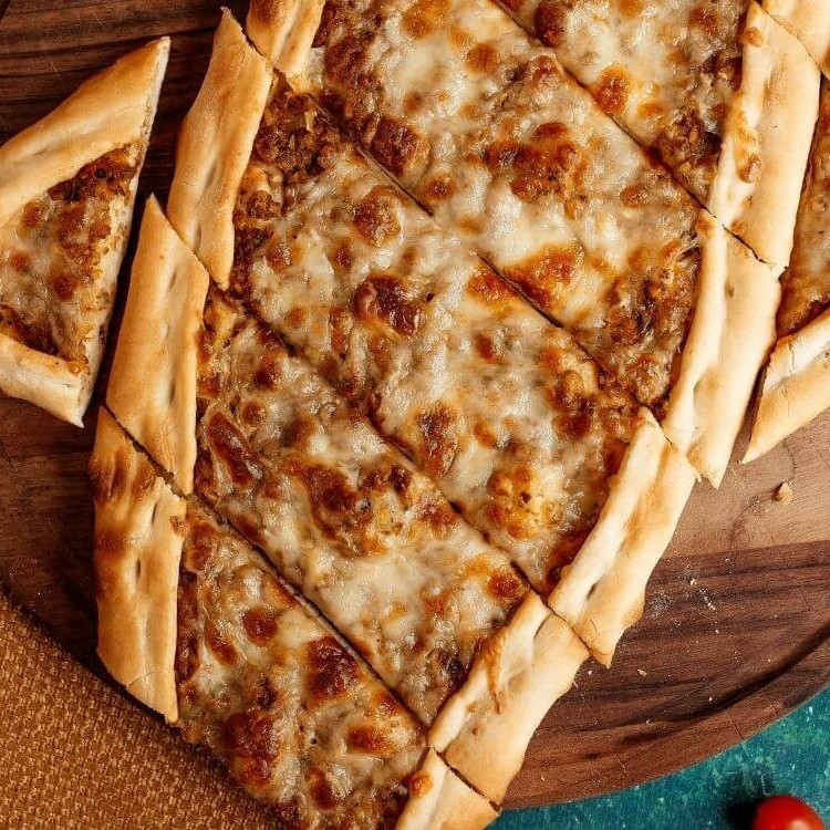 Kıymalı Kaşarlı Pide
