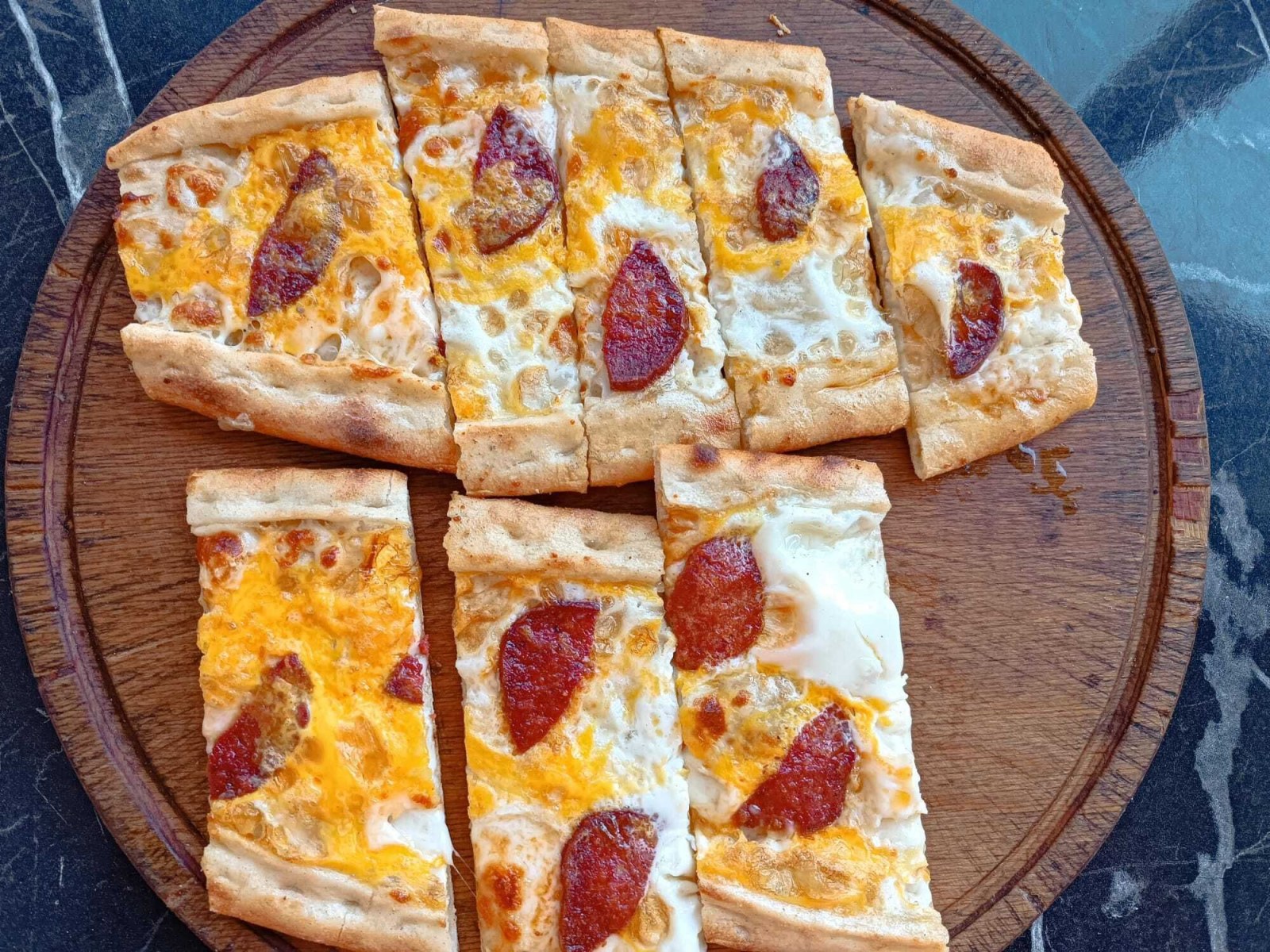 Yumurtalı Sucuklu Kaşarlı Pide