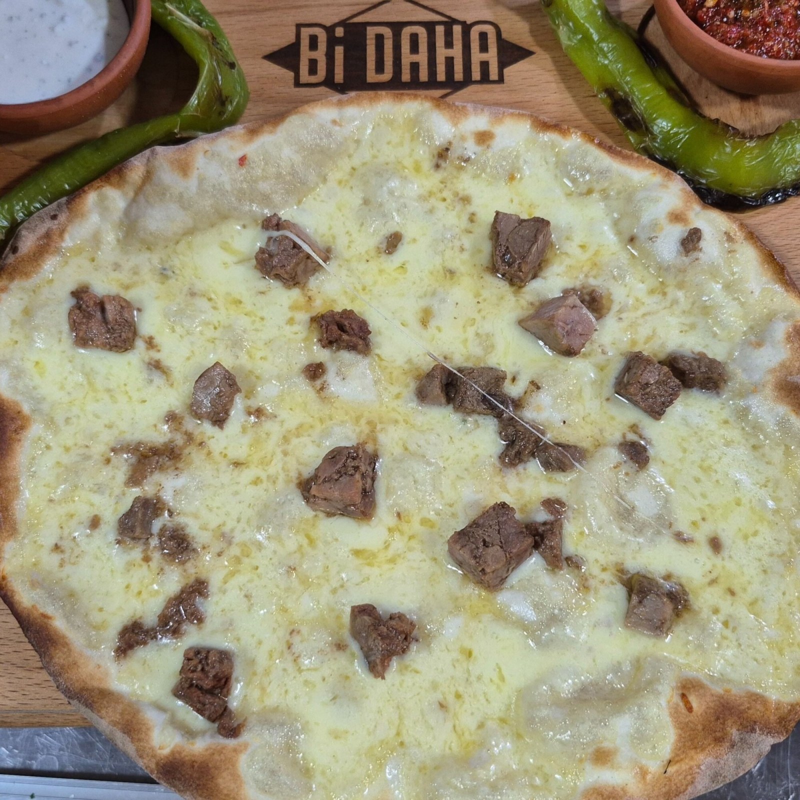 Kavurmalı Kaşarlı Lahmacun