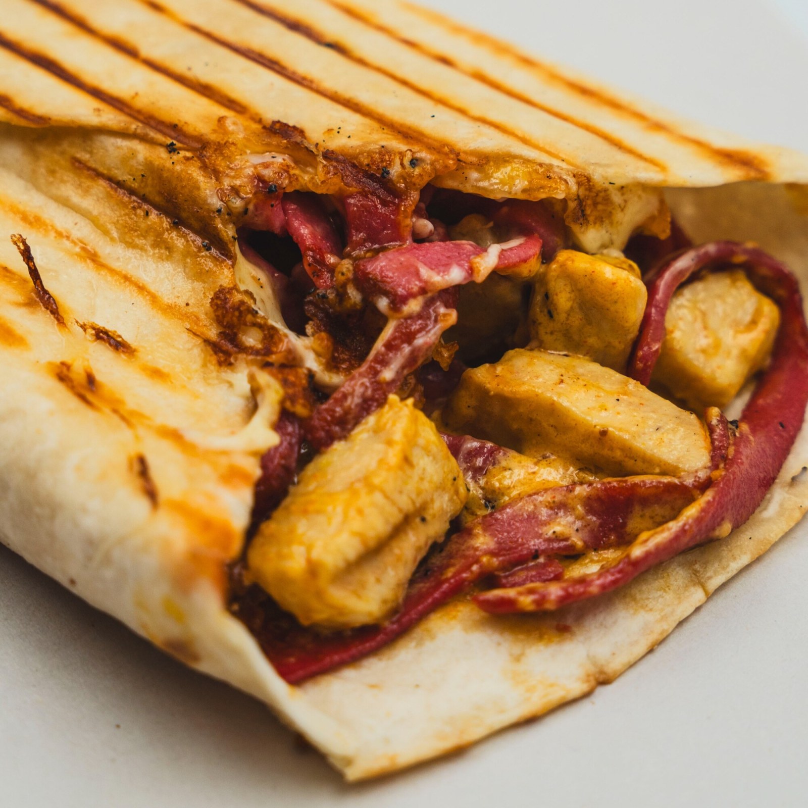 Tavuklu Körili Sosisli Doju Wrap