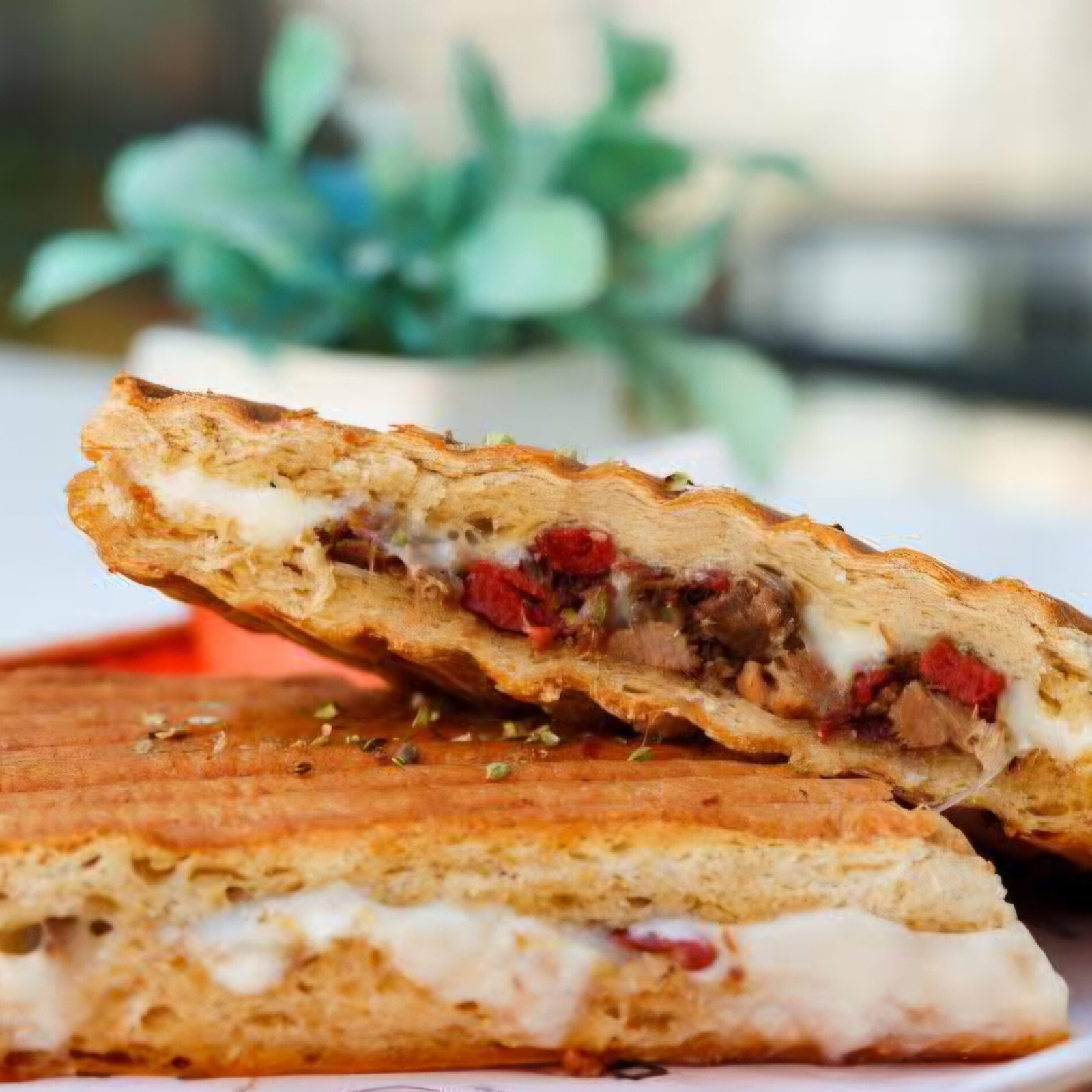 Kavurmalı - Sucuklu - Kaşarlı Tost Menü (Seçeceğiniz İçecek İle Birlikte)