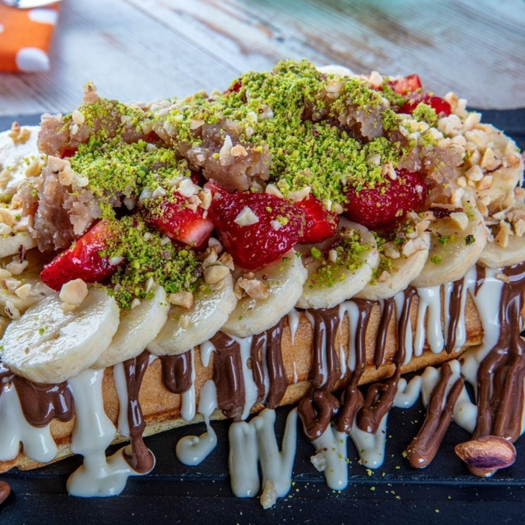 Sütlü Çikolatalı Muzlu ve Çilekli Waffle