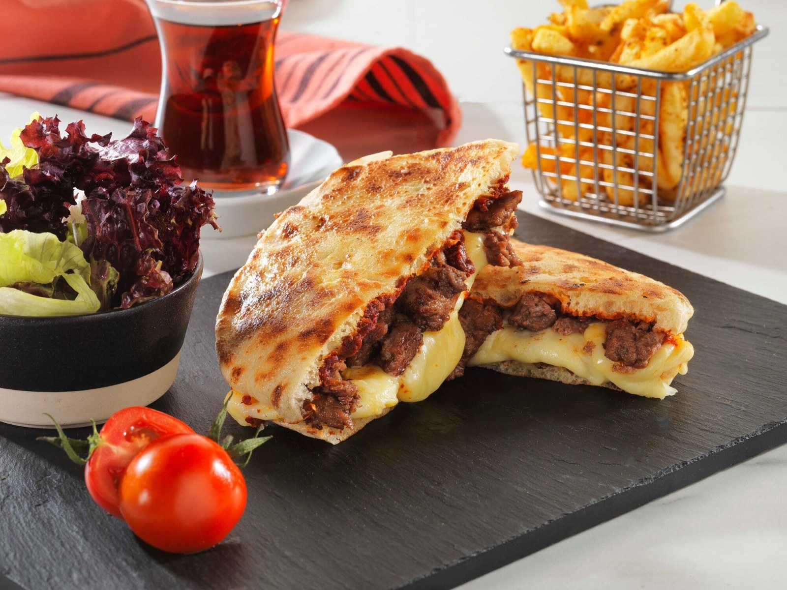 Kavurmalı Kaşarlı Bazlama Tost