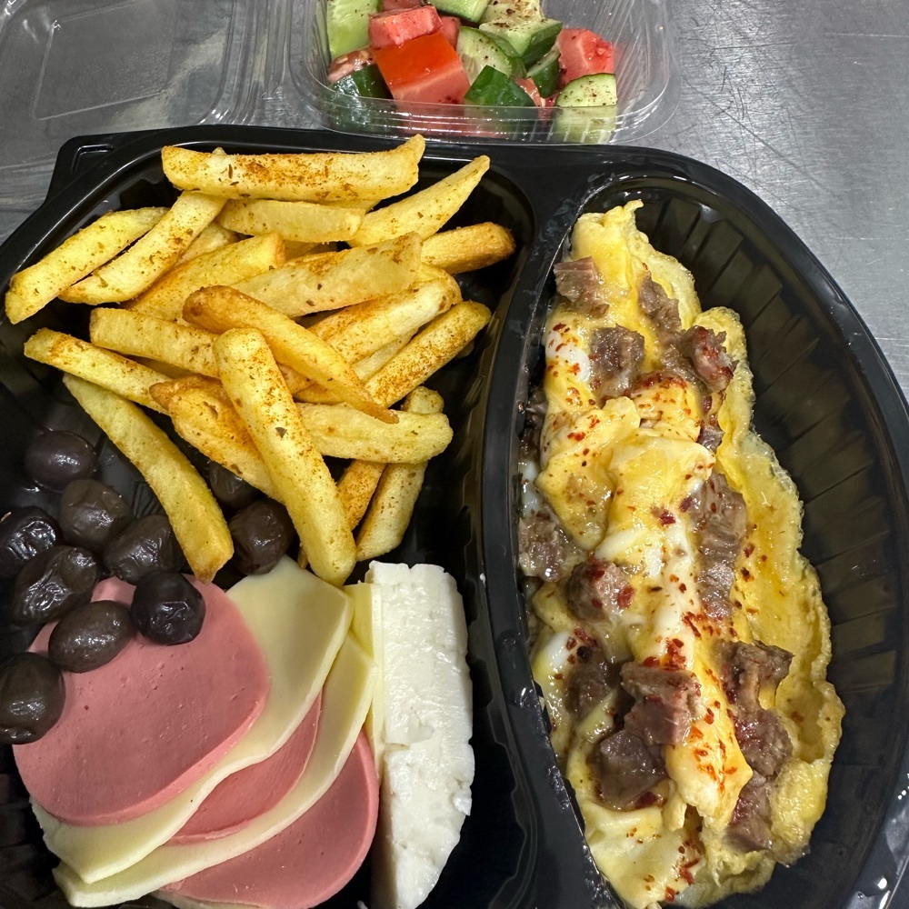 Kavurma Omletli Kahvaltı Tabağı