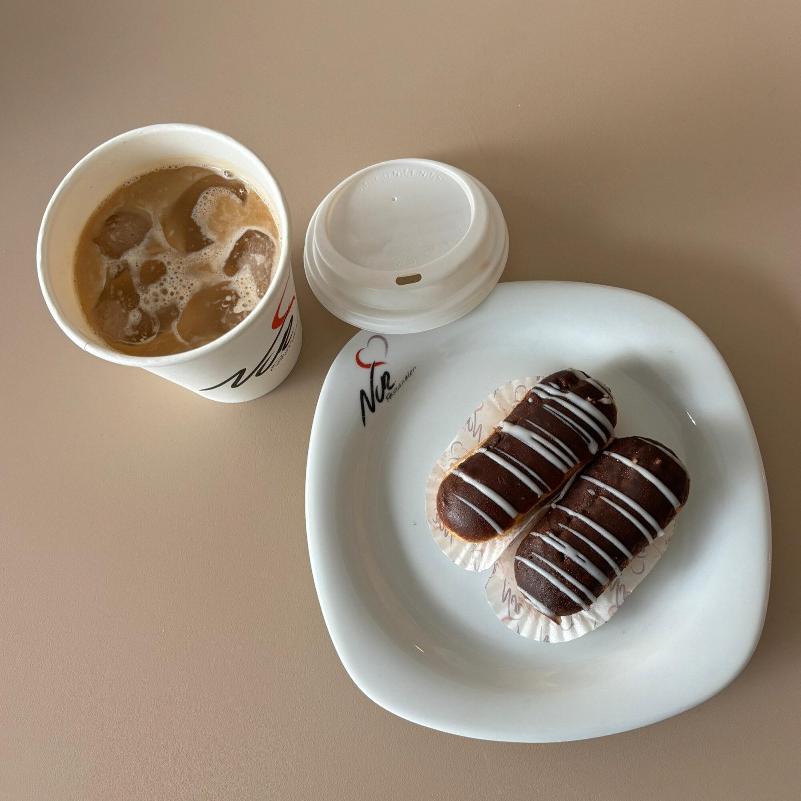 Latte, Macchiato veya Flat White Kahve ve Ekler