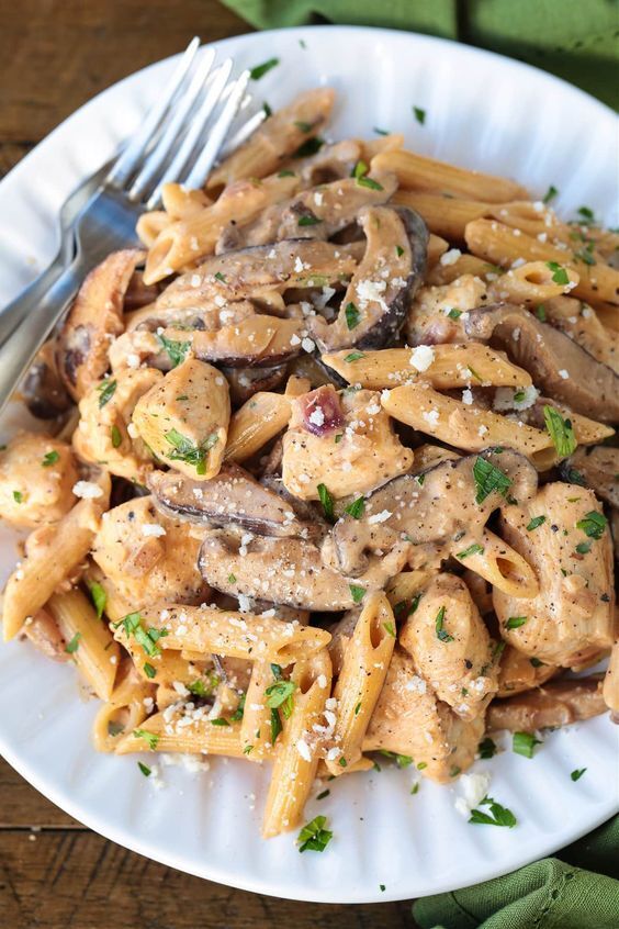 Kremalı Tavuklu Mantarlı Penne