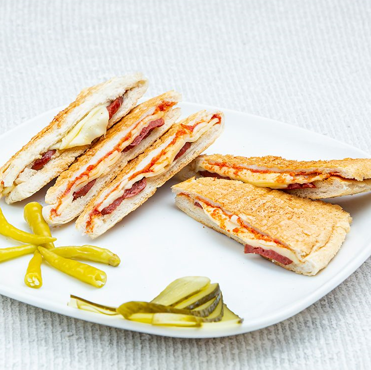 Susamlı çıtır tost ekmeğinde karışık tost
