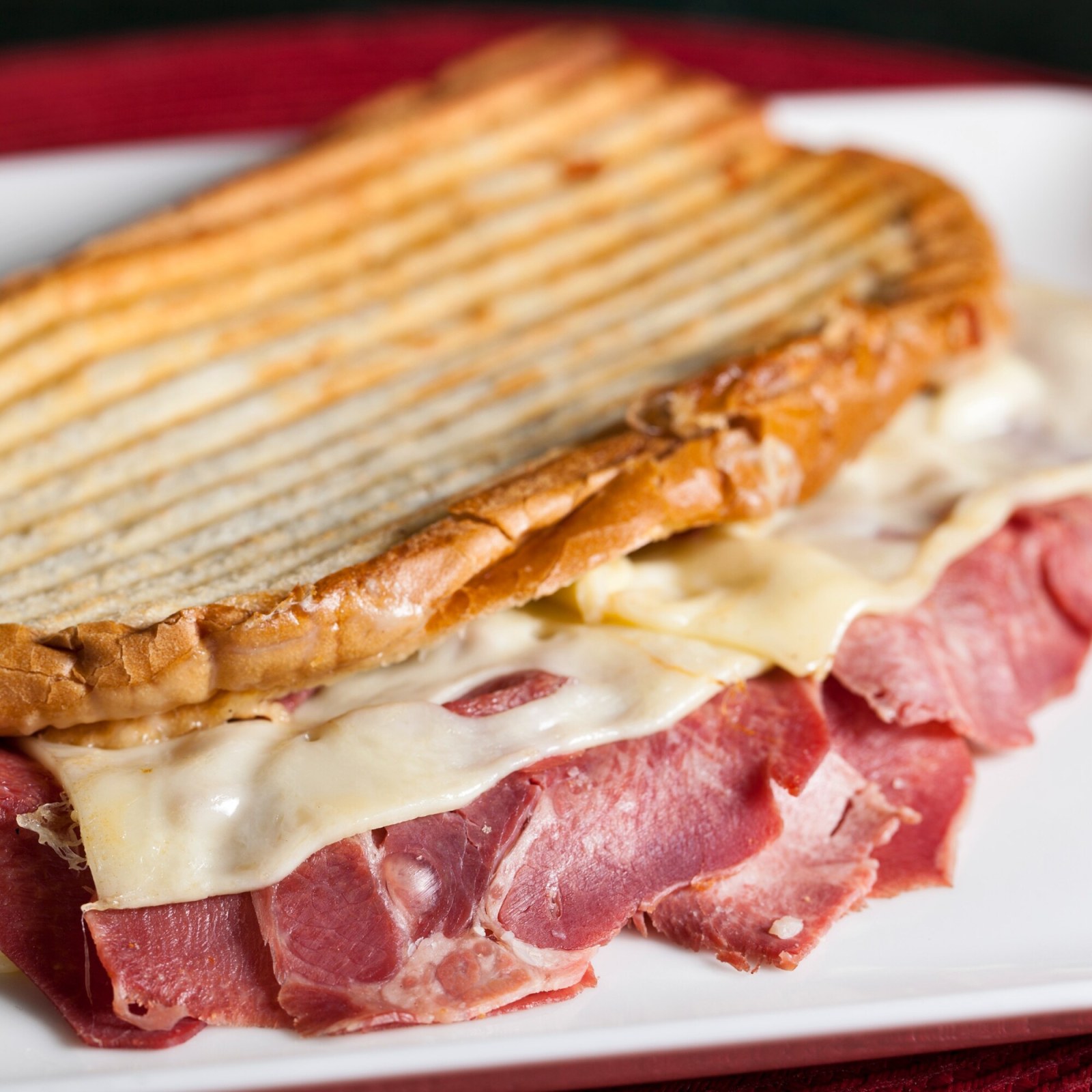 Ayvalık Ekmeğine Dilli Kaşarlı Tost