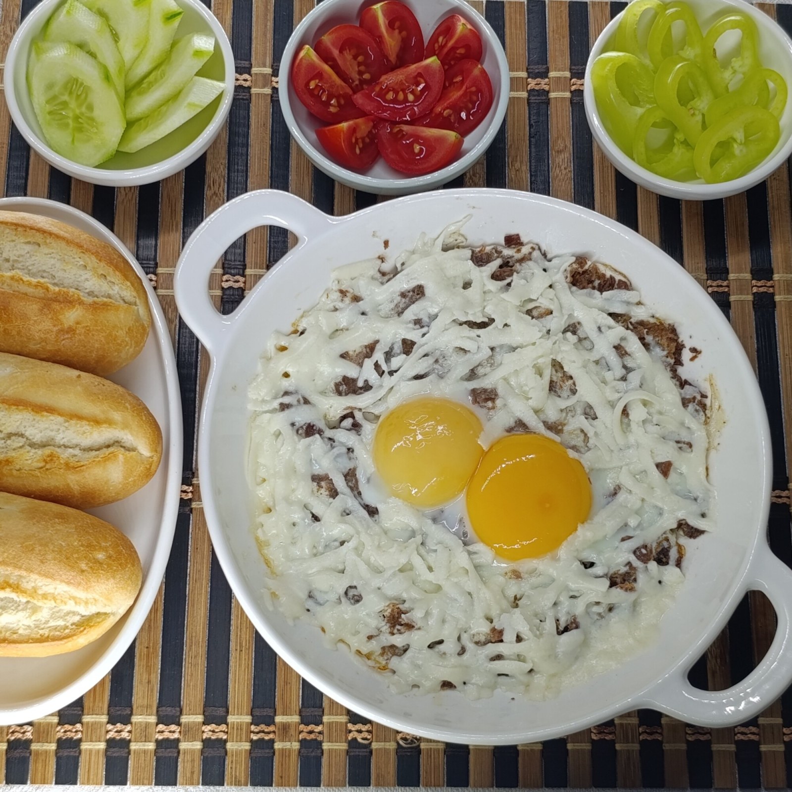 Sahanda Kavurmalı Kaşarlı Yumurta