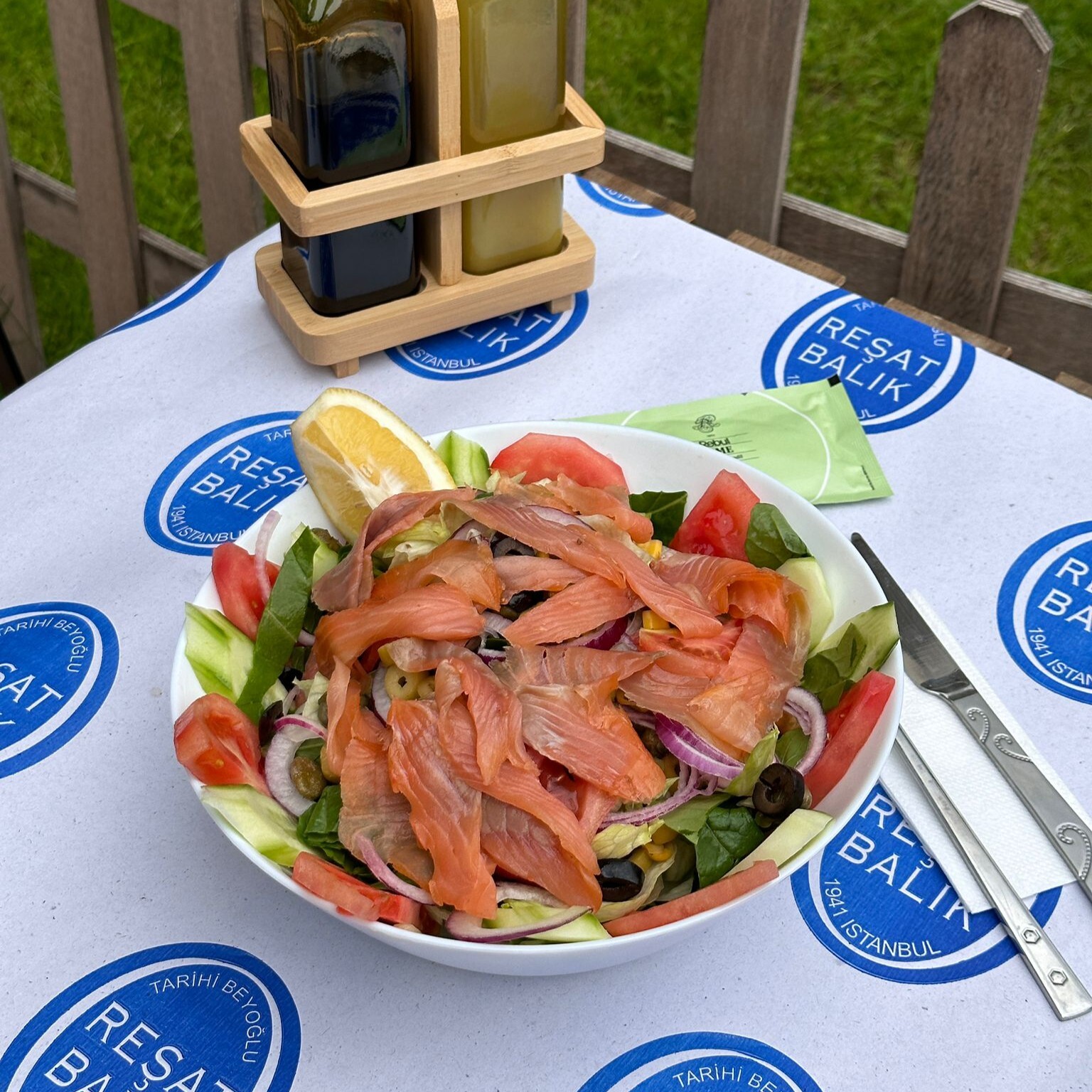 Somon Pastırmalı Salata
