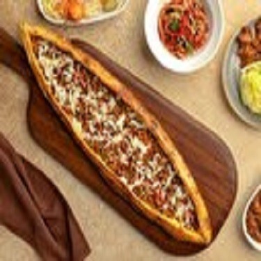 Kuşbaşılı Kaşarlı Pide