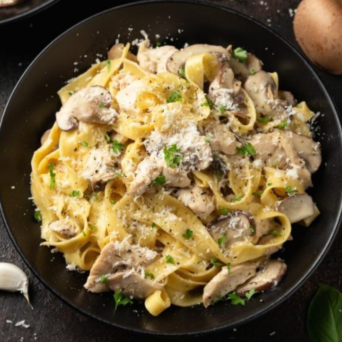 Kremanlı ve mantarlı Fettuccine
