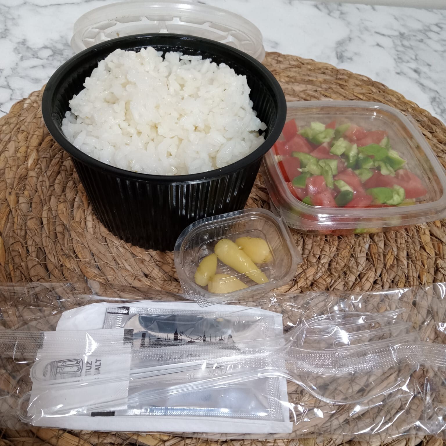Ekonomik Pilav Üstü Çoban Salatası