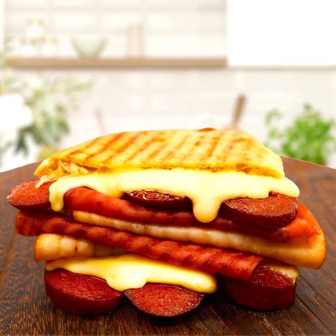 Sucuk, Jambon, Fümeli Tost (3'ü 1 arada)