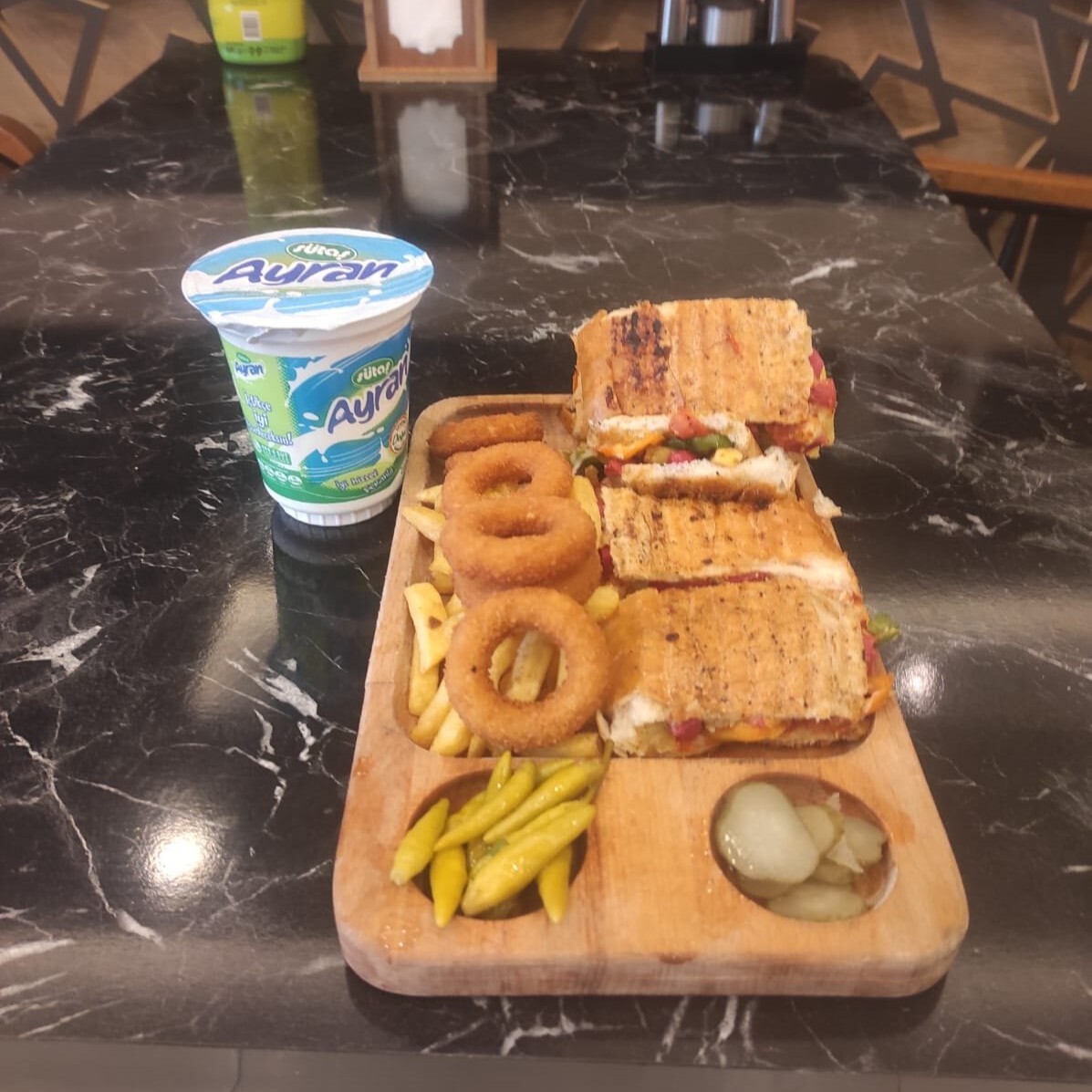 sucuklu kaşarlı Tost