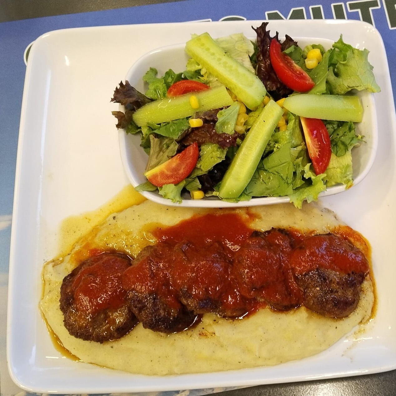 Köfte + Patates Püresi + Salata