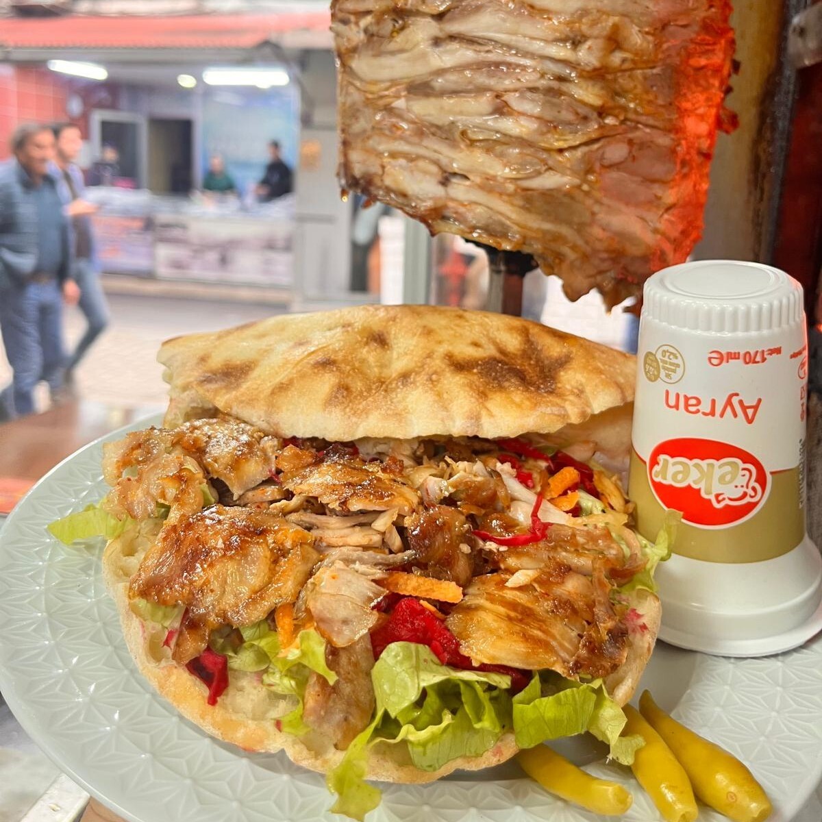 4 Adet Tombik Ekmekte Tavuk Döner (100 er Gram) &1 Litre Kola Bizdenr Kola (1 L)