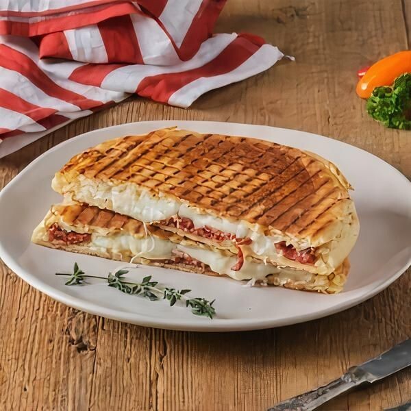 Bazlama Ekmeğine Kavurmalı Kaşarlı Tost