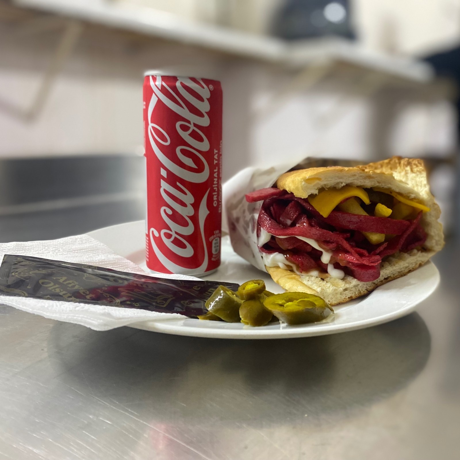 Ferroo Special Yarım Ekmek Arası Acılı Atom Patso & Coca Cola (250 ml)