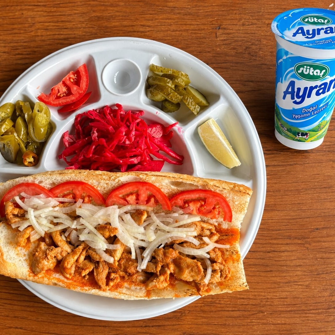 YARIM EKMEK ARASI TAVUK BUT KAVURMA + AYRAN