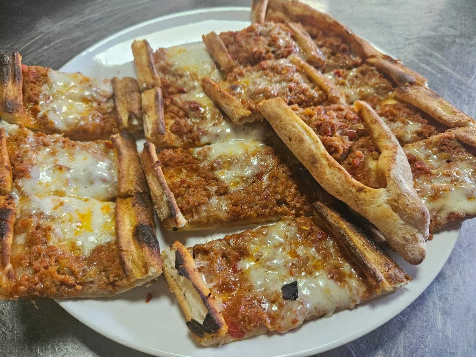 Kıymalı Kaşarlı Pide