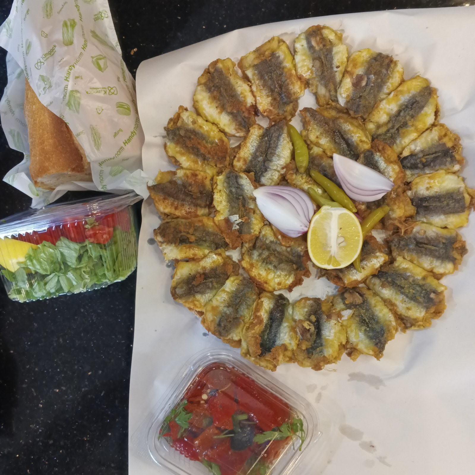 Sardalya Tava pişmiş ( 1 kg ) + salata+ ekmek + 1 meze ve limon ile soğan