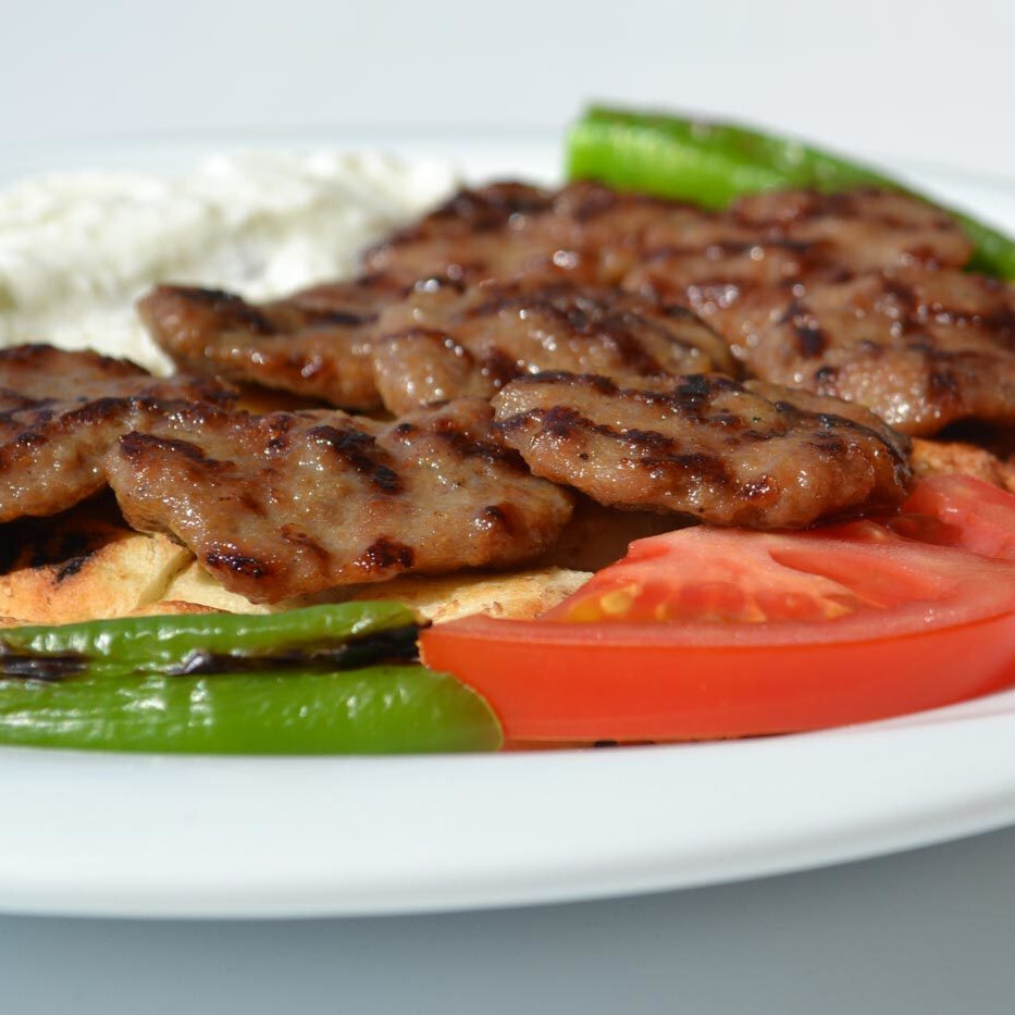 Yarım Kilo Pişmiş Kasap Köfte + Ekmek + 1 Lt İçecek + Tatlı